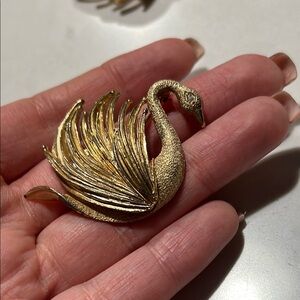 Vintags DE NICOLA Golden Swan  Figural Diamanté Crystal brooch